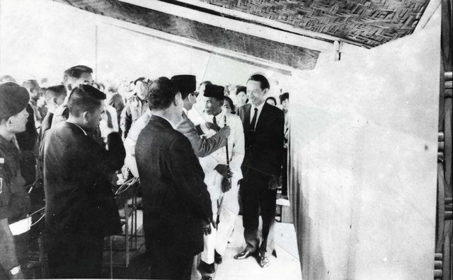Presiden Soekarno meninjau Pameran "Rencana Monumen Nasional" pada tgl. Agustus 1955 dpp. Ir. Ciputra di Gedung Pemuda (Gedung Pertemuan Umum) Jl. Merdeka Utara Jakarta